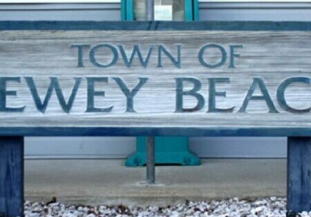 Dewey Beach sign Image © WGMD/Alan Henney